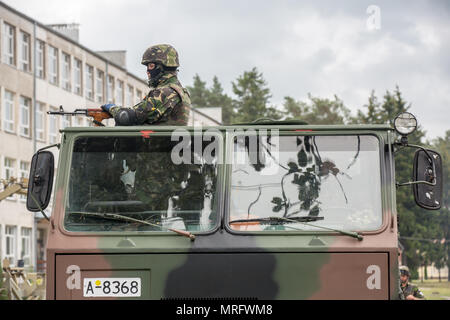 Battle Group Polen Rumänische Soldaten, um die taktische Montagebereich bei Beginn der Bereich Ausbildung übung Teil von Sabre Streik 2017 Bemowo Piskie, Bemowo Piskie, Polen, 13. Juni 2017. Sabre Streik 17 ist eine US-Army Europe-geführten Multinationalen Kräfte kombiniert jährlich durchgeführten Studie des NATO-Bündnisses im gesamten Ostseeraum und Polen zu verbessern. Die diesjährige Übung beinhaltet integrierte und synchronisierte Abschreckung-orientierte Ausbildung für die Interoperabilität und die Bereitschaft der 20 teilnehmenden Nationen Streitkräfte zu verbessern. (U.S. Armee Foto von Personal Stockfoto