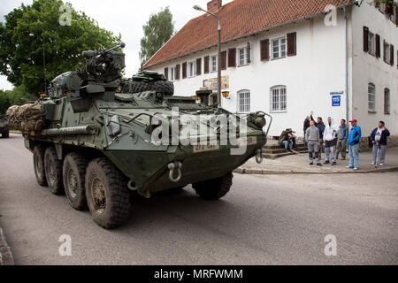 Eine Battle Group Polen USA M1126 Stryker Antriebe durch die Stadt in Richtung der taktischen Montagebereich für den Start der Bereich Ausbildung übung Teil von Sabre Streik 2017 Bemowo Piskie, Bemowo Piskie, Polen, 13. Juni 2017. Sabre Streik 17 ist eine US-Army Europe-geführten Multinationalen Kräfte kombiniert jährlich durchgeführten Studie des NATO-Bündnisses im gesamten Ostseeraum und Polen zu verbessern. Die diesjährige Übung beinhaltet integrierte und synchronisierte Abschreckung-orientierte Ausbildung für die Interoperabilität und die Bereitschaft der 20 teilnehmenden Nationen Streitkräfte zu verbessern. (U.S. Armee Stockfoto