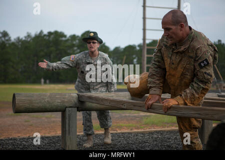 Sgt. David Blalock, Kabel-systems Installer-Betreuer mit der 481 schwere Boot Transport Unternehmen, Port Hueneme, Ca., Schritte über einen Holzbalken am Ende der "Hohen Schritt über "Hindernis, Fort Bragg, N.C., 13. Juni 2017. Er schließt das Hindernis als Teil der US-Army Reserve 2017 besten Krieger Wettbewerb. Mitbewerber müssen versuchen, so viele Hindernisse wie möglich, so schnell wie Sie können. Der Parcours ist nur ein Ereignis in der gesamten Konkurrenz. In diesem Jahr besten Krieger Wettbewerb bestimmen die oberen noncommissioned Officer und Junior Soldat Soldat, vertritt. Stockfoto