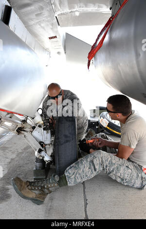 Personal Sgts. Kris Quinonez (links) und Matthew Sanchez, Mannschaft Leiter der 149 Fighter Wing, Air National Guard zugewiesen wurde, ändern Sie die Reifen während der Coronet Kaktus in Davis-Monthan Air Force Base, Ariz., 8. Mai 2017. Coronet Cactus ist eine jährliche Veranstaltung, die Mitglieder der 149 Fighter Wing, an Joint Base San Antonio-Lackland, Texas, nach Tucson, Arizona mit Sitz in einer Bereitstellung Übung teilzunehmen. (Air National Guard Foto von Tech. Sgt. Mindy Bloem) Stockfoto