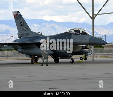 Staff Sgt. Kris Quinonez, eine Mannschaft Leiter der 149 Fighter Wing, Air National Guard zugewiesen, der Streckenposten eine F-16 Fighting Falcon bei Coronet Kaktus in Davis-Monthan Air Force Base, Ariz., 10. Mai 2017. Coronet Cactus ist eine jährliche Veranstaltung, die Mitglieder der 149 Fighter Wing, an Joint Base San Antonio-Lackland, Texas, nach Tucson, Arizona mit Sitz in einer Bereitstellung Übung in der Unterstützung der Flügel F-16 Piloten zu beteiligen. (Air National Guard Foto von Tech. Sgt. Mindy Bloem) Stockfoto