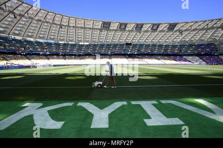 Als linienrichter Farben Markierungen vor der UEFA Champions League Finale bei den NSK Olimpiyskiy Stadion, Kiew. Stockfoto