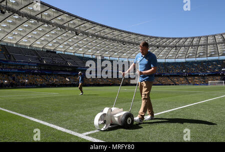 Als linienrichter Farben Markierungen vor der UEFA Champions League Finale bei den NSK Olimpiyskiy Stadion, Kiew. Stockfoto