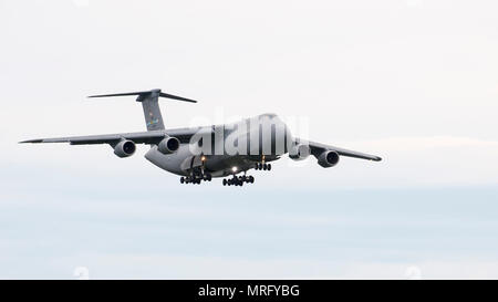 Ein C-5 M Super Galaxie, die von der C-5 M formale Ausbildung betrieben, Ansätze und Landebahn 01-19 für die Landung am 8.Juni 2017 in Dover Air Force Base, Del Der C-5M ist das größte Transportflugzeug der US Air Force betrieben und bietet hohe Intercontinental - Palette strategischer Lufttransportkapazitäten. (U.S. Air Force Foto von älteren Flieger Zachary Cacicia) Stockfoto