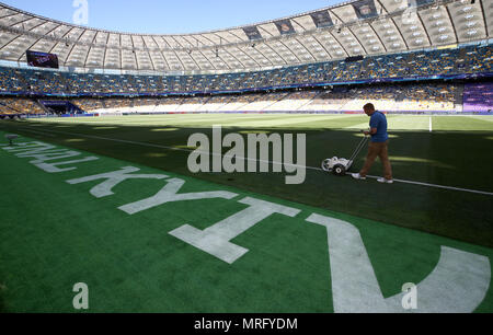 Als linienrichter Farben Markierungen vor der UEFA Champions League Finale bei den NSK Olimpiyskiy Stadion, Kiew. PRESS ASSOCIATION Foto. Bild Datum: Samstag, 26. Mai 2018. Siehe PA-Geschichte Fussball Champions League. Photo Credit: Nick Potts/PA-Kabel Stockfoto