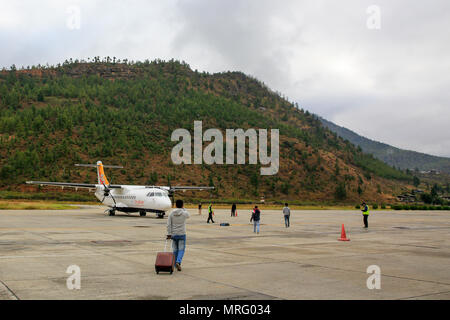 Drukair ATR 42-500 am Internationalen Flughafen Paro Paro, Bhutan Stockfoto
