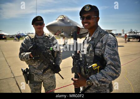 Die Mitglieder von Team Scott Security Forces Squadron stand Guard während der Scott Centennial Airshow Juni 10, 2017, Scott Air Force Base, Illinois. Die Airshow hatte Auftritte aus den Vereinigten Staaten Thunderbirds, Tora Tora Tora sowie verschiedene Flugzeuge Statik auf Anzeige für Gäste zu bereisen. (U.S. Air Force Foto von Tech. Sgt. Christopher Parr) Stockfoto