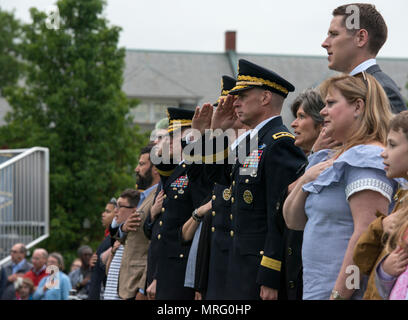 Generalmajor Malcolm B. Frost, der Leiter der Public Affairs, U.S. Army, macht ehren während dem Spielen der Nationalhymne in der Dämmerung Tattoo, 7. Juni 2017, bei Summerall Feld, Joint Base Myer-Henderson Hall, VA (USA Armee Foto: Staff Sgt. Austin L. Thomas) Stockfoto