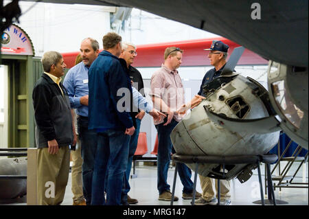 Chet Hollingsworth, Air Mobility Command Tour Guide, Recht, spricht mit Joint Base Lewis-McChord, Washington, ehrenmitglieder Kommandanten und bürgerliche Führer durch eine B-17 G Flying Fortress Juni 8, 2017 der AMC-Museum auf Dover Air Force Base, Del Hollingsworth beantwortet Fragen aus der Gruppe über die Sperry Ball Revolver B-17 Gunners verwendet. (U.S. Air Force Foto von Roland Balik) Stockfoto