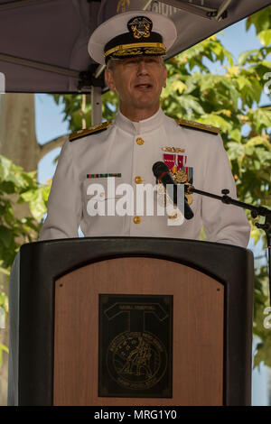 U.S. Navy hinten Adm. Paul Perigen, Commander, Marine Medizin West, Adressen das Publikum bei einem Befehl Zeremonie für Naval Hospital Camp Pendleton in Camp Pendleton, Kalifornien, 14. Juni 2017. Capt. Frank Pearson entlastet Kapitän Lisa Mulligan als Kommandierender Offizier während der Zeremonie. (U.S. Marine Corps Foto von Cpl. Brandon Martinez) Stockfoto