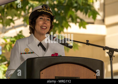 Us-Marine Kapitän Lisa Mulligan, kommandierender Offizier, Naval Hospital Camp Pendleton, Adressen das Publikum bei einem Befehl Zeremonie für Naval Hospital Camp Pendleton in Camp Pendleton, Kalifornien, 14. Juni 2017. Kapitän Frank Pearson entlastet Kapitän Lisa Mulligan als Kommandierender Offizier während der Zeremonie. (U.S. Marine Corps Foto von Cpl. Brandon Martinez) Stockfoto