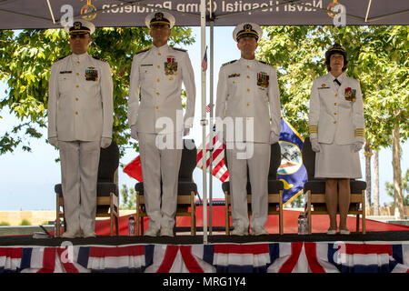 Uns. Marineoffiziere ehren die Farben bei einem Befehl Zeremonie für Naval Hospital Camp Pendleton in Camp Pendleton, Kalifornien, 14. Juni 2017. Kapitän Frank Pearson entlastet Kapitän Lisa Mulligan als Kommandierender Offizier während der Zeremonie. (U.S. Marine Corps Foto von Cpl. Brandon Martinez) Stockfoto