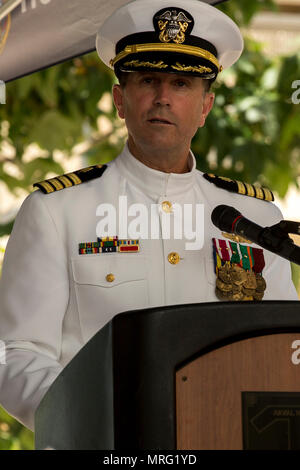 Us-Marine Kapitän Frank Pearson, kommandierender Offizier, Naval Hospital Camp Pendleton, Adressen das Publikum bei einem Befehl Zeremonie für Naval Hospital Camp Pendleton in Camp Pendleton, Kalifornien, 14. Juni 2017. Kapitän Frank Pearson entlastet Kapitän Lisa Mulligan als Kommandierender Offizier während der Zeremonie. (U.S. Marine Corps Foto von Cpl. Brandon Martinez) Stockfoto