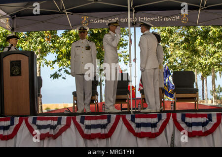 Us-Marine Kapitän Frank Pearson übernimmt Aufgaben als Kommandierender Offizier, Naval Hospital Camp Pendleton, während eine Änderung der Befehl Zeremonie für Naval Hospital Camp Pendleton in Camp Pendleton, Kalifornien, 14. Juni 2017. Kapitän Frank Pearson entlastet Kapitän Lisa Mulligan als Kommandierender Offizier während der Zeremonie. (U.S. Marine Corps Foto von Cpl. Brandon Martinez) Stockfoto