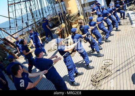 USCGC Eagle (WIX-327) ist eine 295 Meter lange Barke, die von der United States Coast Guard als Trainingsschiff für Kadetten der U.S. Coast Guard Academy betrieben wird. Das Archivbild dokumentiert den Cutter während der Segelparade beim 41. Norfolk Harborfest in Norfolk, Virginia, am 9. Juni 2017. Stockfoto