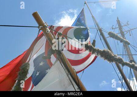 USCGC Eagle (WIX-327) ist eine Barke mit Stahlhüllen, die als erste Trainingsplattform für Kadetten der United States Coast Guard Academy dient. Das Archivbild dokumentiert das Schiff, das während der 41. Norfolk Harborfest Parade am 9. Juni 2017 in Norfolk (Virginia) unter Segel stand. Stockfoto