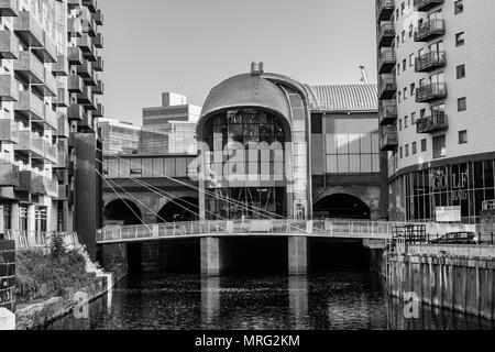 Bahnhof Leeds, neuer Eingang Süd und moderne Apartment Gebäude am Ufer des Flusses Aire. Stockfoto