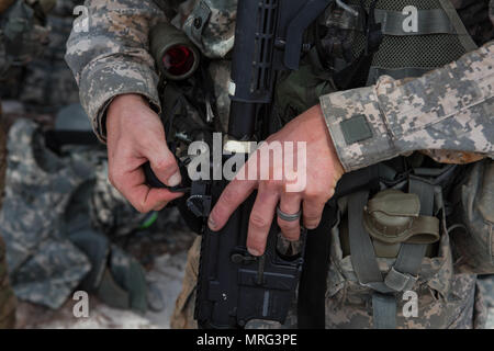 Sgt. 1. Klasse Andrew England, mit der 402Nd Engineer Company (Sapper), Änderungen seiner Kimme Aperture vor seinem M4 Gewehr Nullabgleich, bei der US-Army Reserve 2017 besten Krieger Wettbewerb in Fort Bragg, N.C., Juni 13. In diesem Jahr besten Krieger Wettbewerb bestimmen die oberen noncommissioned Officer und Junior Soldat Soldat der US-Armee finden in der Abteilung der Armee am besten Krieger Konkurrenz später dieses Jahr vertreten wird am Fort A.P. Hill, Virginia (USA Armee finden Foto von Lisa Velazco) (freigegeben) Stockfoto