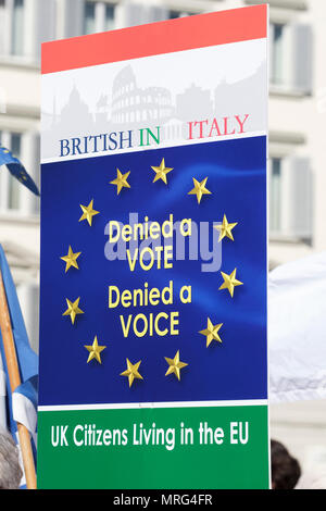 Demonstranten warten auf eine Rede von Theresa Maria, der britische Premierminister, vor der Basilika von Santa Maria Novella, Florenz, Toskana, Italien, Europ. Stockfoto