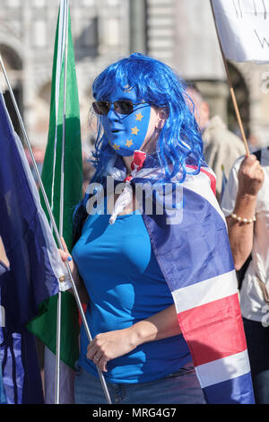 Demonstranten warten auf eine Rede von Theresa Maria, der britische Premierminister, vor der Basilika von Santa Maria Novella, Florenz, Toskana, Italien, Europ. Stockfoto