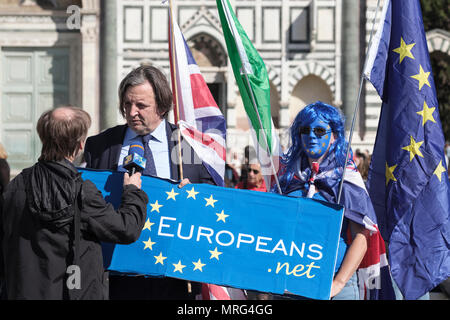 Demonstranten warten auf eine Rede von Theresa Maria, der britische Premierminister, vor der Basilika von Santa Maria Novella, Florenz, Toskana, Italien, Europ. Stockfoto