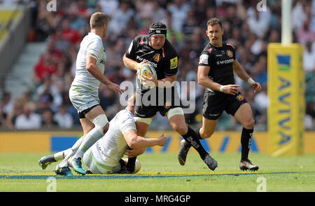 Exeter Häuptlinge' Thomas Waldrom (Mitte) wird von Sarazenen 'Jackson Wray (2. links) Während das Aviva Premiership Final bei Twickenham Stadium, London in Angriff genommen. Stockfoto