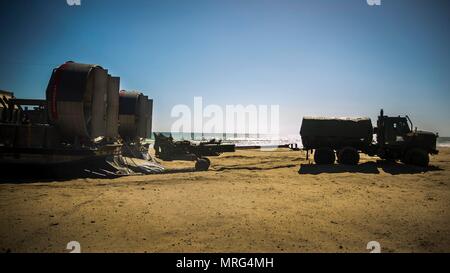 MARINE CORPS BASE CAMP Pendleton, Calif - ein 7-Tonner fährt eine M-777 Haubitze aus einem Landing Craft air cushion während der Zertifizierung Übung, 9. Juni 2017. Die Vielseitigkeit der Navy-Marine Corps Team befähigt Sie, jede Aufgabe an jedem Ort zu führen. CERTEX ist der letzte in einer Reihe von Übungen, die bestätigt der MEU fähig für den Einsatz zur Unterstützung der Flotte und Kämpfer Kommandanten im gesamten Spektrum militärischer Operationen. (U.S. Marine Corps Foto von Cpl. F. in Cordoba) Stockfoto