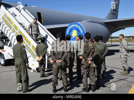 Master Sgt. Ray Allen und Senior Master Sgt. Phil Newton, 168 Instandhaltungsgruppe, Alaska Air National Guard, bereiten Sie sich auf eine Werksbesichtigung der Einheit KC-135 R Stratotankers an Mitglieder der Republik Korea der Air Force zu geben, hier an Eielson AFB, Alaska, 14. Juni 2017. Der rokaf Mitglieder besuchten Eielson als Teil der roten Fahne - Alaska's des Beobachterprogramms und verbrachte Zeit mit den Innenraum - Alaska ANG Einheit mehr über die Flügel tanken Fähigkeiten zu erlernen. (U.S. Air National Guard Foto von Senior Master Sgt. Paul Mann) Stockfoto