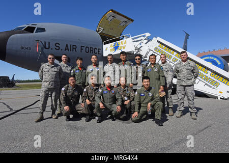 Master Sgt. Ray Allen, Chief Master Sgt. James Wolverton, Oberst Torrence Saxe, Senior Master Sgt. Phil Newton, und Maj. Barney Girdner, 168 Flügel, Alaska Air National Guard, verbrachte Zeit mit Mitgliedern der Republik Korea Air Force während der Tour der ROKAF der Tragfläche Einrichtungen hier bei Eielson AFB, Alaska, 14. Juni 2017. Der rokaf Flieger sind hier auf eielson als Beobachter und Teilnehmer an rote Fahne - Alaska 17-2, einem pazifischen Luftwaffen-gefördert, gemeinsame nationale Ausbildungskapazitäten akkreditiert. (U.S. Air National Guard Foto von Senior Master Sgt. Paul Mann) Stockfoto