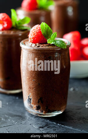 Glas hausgemachten dunkle Schokoladenmousse mit Himbeeren Stockfoto