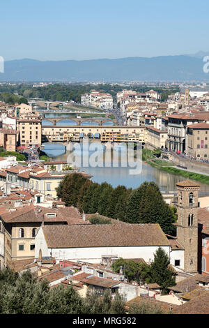 Hohe Aussichtspunkt auf dem Fluss Arno in Richtung Ponte Vecchio im Mittelgrund, Florenz, Toskana, Italien, Europa, Stockfoto