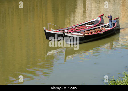 Im florentiner Stil Gondel, barchetto, am Fluss Arno neben der Ponte Vecchio, Florenz, Toskana, Italien, Europa, Stockfoto