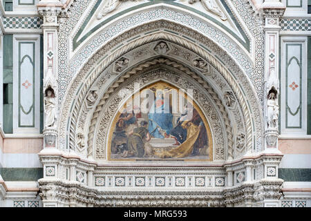 Mosaik der Jungfrau Maria auf der Fassade der Kathedrale Santa Maria del Fiore, die Kathedrale der Heiligen Maria der Blume, Florenz, Toskana, Italien, Europ. Stockfoto