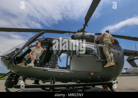 U.S. Army National Guard Soldaten aus D Unternehmen, 1-150 th Assault Helicopter Bataillon, die Arbeit an einem UH-72Lakota Hubschrauber Joint Base Mc Guire-Dix - Lakehurst, New Jersey, 14. Juni 2017. (U.S. Air National Guard Foto von Master Sgt. Matt Hecht/Freigegeben) Stockfoto