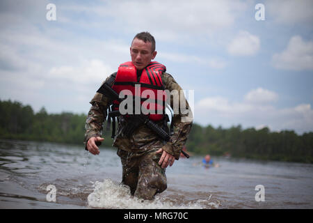 Sgt. 1. Klasse Andrew England eine Bekämpfung der Ingenieur, der die 416th Theater Ingenieur Befehl, Oberflächen eines 300 Meter während ein Geheimnis Veranstaltung schwimmen, bei der US-Army Reserve 2017 besten Krieger Wettbewerb in Fort Bragg, N.C. Juni 15. In diesem Jahr besten Krieger Wettbewerb bestimmen die oberen noncommissioned Officer und Junior Soldat Soldat der US-Armee finden in der Abteilung der Armee am besten Krieger Konkurrenz später dieses Jahr vertreten wird am Fort A.P. Vill, Virginia (USA Armee finden Foto von SPC. Jesse L. Artis jr.) (freigegeben) Stockfoto