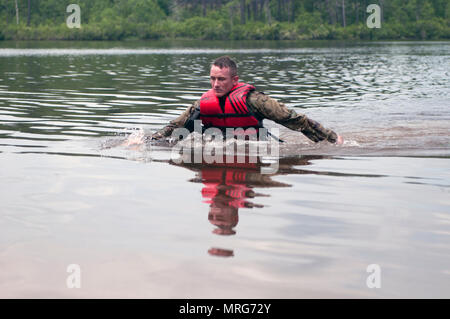 Sgt. 1. Klasse Andrew England, ein Combat engineer Spezialist für die 416Th Theater Ingenieur Befehl, beendet seine 300-m-Schwimmen während der Mystery event Tag 4 bei der US-Army Reserve 2017 besten Krieger Wettbewerb in Fort Bragg, N.C. Juni 15. In diesem Jahr besten Krieger Wettbewerb bestimmen die oberen noncommissioned Officer und Junior Soldat Soldat der US-Armee finden in der Abteilung der Armee am besten Krieger Konkurrenz später dieses Jahr vertreten wird am Fort A.P. Hill, Virginia (USA Armee finden Foto von SPC. Noel Williams) (freigegeben) Stockfoto