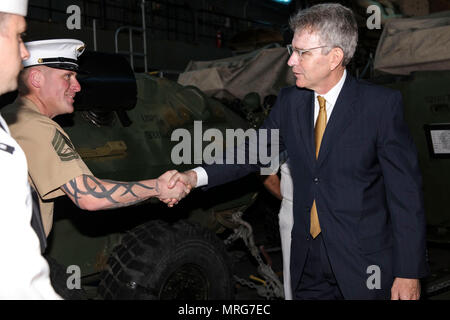 170613-N-FM 530-037 Piräus, Griechenland (13. Juni 2017) Geoffrey Pyatt, US-Botschafter in Griechenland, schüttelt Hände mit Gunnery Sgt. William Negahnquet an Bord der San Antonio-Klasse amphibious Transport dock Schiff USS Mesa Verde LPD (19) bei einem geplanten Besuch Juni 13, 2017. Das Schiff ist, implementiert mit der bataan Amphibious Ready Gruppe und 24 Marine Expeditionary Unit Maritime Security Operations und Theater Sicherheit Zusammenarbeit in den USA 6 USA 5 Flotte Flotte und Bereiche der Aktivitäten zu unterstützen. (U.S. Marine Foto von Mass Communication Specialist 2. Klasse Brent Pyfrom/Freigegeben) Stockfoto