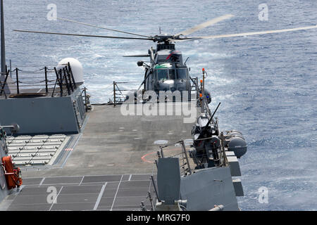 170610-N-ZW 825-962 SOUTH CHINA SEA (10. Juni 2017) Die Royal Canadian Navy (RCN) CH-124 Sea King Hubschrauber zugewiesen an RCN ship HMCS Winnipeg (338) bereitet an Bord Arleigh Burke in Land-Klasse geführte Anti-raketen-Zerstörer USS Sterett (DDG104). Sterett, Winnipeg, Japan Maritime Verteidigung-kraft Schiffe JS Izumo (DDH183) und JS Sazanami (TT 113), und der Royal Australian Navy Schiff HMAS Ballarat (FFH 155) führte eine Reihe von maritime Operationen zusammen in das Südchinesische Meer. Sterett ist Teil der Sterett-Dewey Oberfläche Action Group und ist die dritte Gruppe bereitstellen, die unter dem Befehl und cont Stockfoto