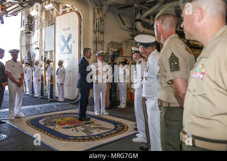 170613-N-FM 530-011 Piräus, Griechenland (13. Juni 2017) Geoffrey Pyatt, US-Botschafter in Griechenland, den Führer der San Antonio-Klasse amphibious Transport dock Schiff USS Mesa Verde LPD (19) und 24 Marine Expeditionary Unit bei einem geplanten Besuch Juni 13, 2017. Das Schiff ist, implementiert mit der bataan Amphibious Ready Gruppe und 24 Marine Expeditionary Unit Maritime Security Operations und Theater Sicherheit Zusammenarbeit in den USA 6 USA 5 Flotte Flotte und Bereiche der Aktivitäten zu unterstützen. (U.S. Marine Foto von Mass Communication Specialist 2. Klasse Brent Pyfrom/Freigegeben) Stockfoto