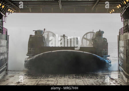 170614-N-GG 458-023 OSTSEE (14. Juni 2017) eine Landing Craft, Luftpolster fährt das Deck des San Antonio-Klasse amphibious Transport dock Schiff USS Arlington LPD (24) während der Übung BALTOPS 2017, Juni 14. BALTOPS 17 ist die wichtigste jährlich stattfindende Maritime - Übung in der baltischen Region fokussiert und eine der größten Übungen in Nordeuropa. (U.S. Marine Foto von Mass Communication Specialist 1. Klasse Stevie Tate/Freigegeben) Stockfoto