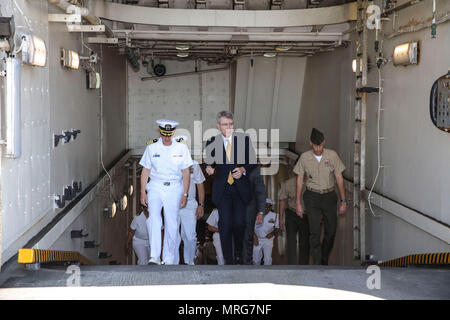 170613-N-FM 530-059 Piräus, Griechenland (13. Juni 2017) Geoffrey Pyatt Mitte, US-Botschafter in Griechenland, spricht mit Kapitän Max Clark, kommandierender Offizier der San Antonio-Klasse amphibious Transport dock Schiff USS Mesa Verde LPD (19), als Sie zu Fuß bis eine Rampe auf dem Flugdeck. Das Schiff ist mit der bataan Amphibious Ready Gruppe und 24 Marine Expeditionary Unit zur Unterstützung der Maritime Security Operations und Theater Sicherheit Zusammenarbeit in den USA 6 USA 5 Flotte Flotte und Bereichen im Einsatz. (U.S. Marine Foto von Mass Communication Specialist 2. Klasse Brent Pyfrom/Freigegeben) Stockfoto