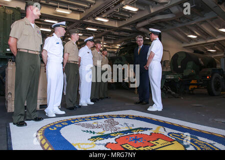 170613-N-FM 530-028 Piräus, Griechenland (13. Juni 2017) Geoffrey Pyatt, US-Botschafter in Griechenland, spricht mit den Verantwortlichen der San Antonio-Klasse amphibious Transport dock Schiff USS Mesa Verde LPD (19) und 24 Marine Expeditionary Unit bei einem geplanten Besuch Juni 13, 2017. Das Schiff ist, implementiert mit der bataan Amphibious Ready Gruppe und 24 Marine Expeditionary Unit Maritime Security Operations und Theater Sicherheit Zusammenarbeit in den USA 6 USA 5 Flotte Flotte und Bereiche der Aktivitäten zu unterstützen. (U.S. Marine Foto von Mass Communication Specialist 2. Klasse Brent Pyfrom/Freigegeben) Stockfoto