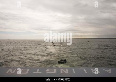 170614-N-GG 458-124 OSTSEE (14. Juni 2017) Amphibisches Fahrzeuge das Deck des San Antonio fahren-Klasse amphibious Transport dock Schiff USS Arlington LPD (24) Während eines simulierten amphibische Landung während der Teilnahme an Übung BALTOPS 2017, Juni 14. BALTOPS 17 ist die wichtigste jährlich stattfindende Maritime - Übung in der baltischen Region fokussiert und eine der größten Übungen in Nordeuropa. (U.S. Marine Foto von Mass Communication Specialist 1. Klasse Stevie Tate/Freigegeben) Stockfoto