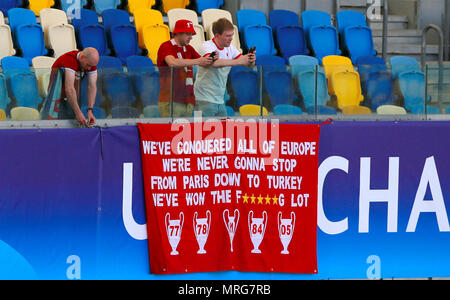 Liverpool fans hängen Sie ein Banner auf der Tribüne vor dem Finale der UEFA Champions League im NSK Olimpiyskiy Stadion, Kiew. Stockfoto
