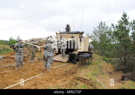 Minnesota Army National Guard Sanitäter vom HHC 2-136 kombinierte Waffen Bataillon, Beginn ihrer Hilfe Station in Pabrade, Litauen, zur Unterstützung der Übung Iron Wolf unter Ausübung Sabre Streik 17. Sabre Strike17 ist ein US Army Europe - LED-Theater konzipiert, die Interoperabilität zwischen NATO-Truppen und den regionalen Partnern zu verbessern. (US Army Foto von Sgt. Amberlee Boverhuis/freigegeben) Stockfoto