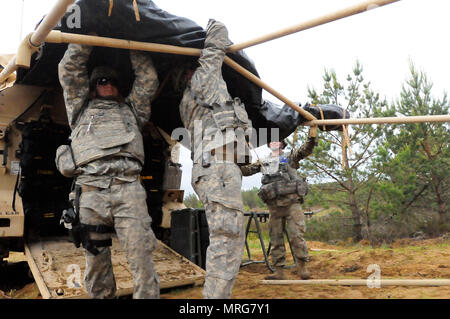 Minnesota Army National Guard Sanitäter und kroatischen Mediziner eine Vorwärts Hilfe Station zur Unterstützung der simulierten und realen Opfer durch die situative Übungen in Pabrade, Litauen durchgeführt, während der übung Iron Wolf unter Ausübung Sabre Streik 17. Sabre Strike17 ist ein US Army Europe - LED-Theater konzipiert, die Interoperabilität zwischen NATO-Truppen und den regionalen Partnern zu verbessern. (US Army Foto von Sgt. Amberlee Boverhuis/freigegeben) Stockfoto