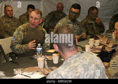 Gen. Robert B. Abrams, Kommandeur der US-Armee den Befehl (FORSCOM) spricht mit Führungskräften der 2 Infantry Brigade Combat Team, 3rd Infantry Division und 48th Infantry Brigade Combat Team, 3Rd ID während der Exportierbaren Combat Training Fähigkeiten (XCTC) 17-04 am Fort Stewart, Ga, 15. Juni 2017. XCTC ist eine Übung, die der US-Armee, damit verbundenen Geräte Pilotprogramm (AUPP), indem Sie Active Duty, Nationalgarde und Armee finden Einheiten zusammen die gesamte Armee zu stärken. (U.S. Armee Foto von Sgt. John Onuoha/Freigegeben) Stockfoto