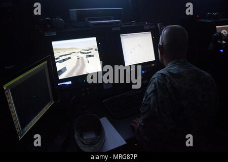 Virtual Combat Convoy ist ein Simulationssystem, das von der United States Army verwendet wird, um das Personal in Konvoyoperationen und Bedrohungseinsätzen in einer virtuellen Umgebung zu trainieren. Das System wird während des Golden Coyote Trainings in South Dakota im Jahr 2017 im Rahmen des Boss Lift Program betrieben. Das Archivbild zeichnet den Betrieb des Simulators während der Schulung auf. Stockfoto