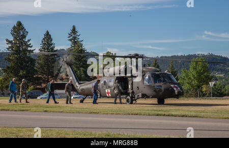 Us-Soldaten und Mitglieder des militärischen Angelegenheiten vorbereiten ein HH-60 M MEDEVAC Black Hawk Board während der Goldenen Coyote Übung in Rapid City, S.D., 15. Juni 2017. Die goldenen Coyote Übung ist eine dreiphasige, Szenario-driven Übung in den Black Hills von South Dakota und Wyoming, mit dem Kommandanten auf der Mission wesentliche Anforderungen der Aufgabe, Krieger Aufgaben und Übungen zu konzentrieren. (U.S. Armee Foto von SPC. Kevin Kim) Stockfoto