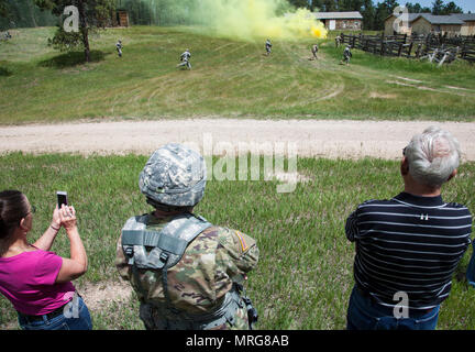 Us-Armee Generalmajor Timothy Reisch, der Adjutant General, South Dakota Army National Guard und die Mitglieder der South Dakota der militärischen Angelegenheiten, beobachten eine städtische Patrol Lane bohren während des goldenen Coyote Übung an der West Camp Schnelle, S.D., 15. Juni 2017. Die goldenen Coyote Übung ist eine dreiphasige, Szenario-driven Übung in den Black Hills von South Dakota und Wyoming, mit dem Kommandanten auf der Mission wesentliche Anforderungen der Aufgabe, Krieger Aufgaben und Übungen zu konzentrieren. (U.S. Armee Foto von SPC. Kevin Kim) Stockfoto